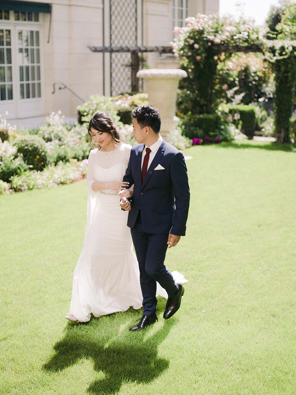 un homme et une femme marchent main dans la main